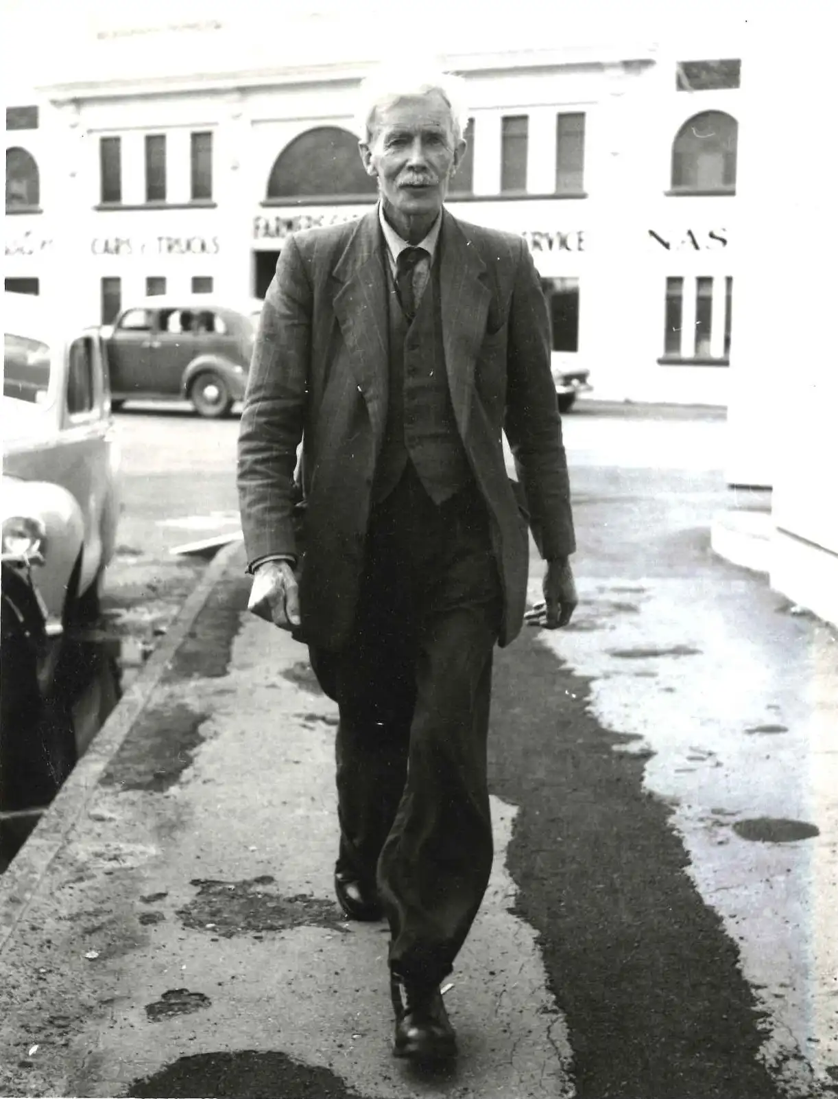 Photograph of A.H. Reed taken during his From North Cape to Bluff walk, 1961 (Wairarapa Times-Age)