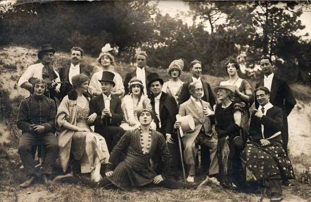 Postcard. The New Zealand Division entertainers ‘The Kiwis’ in their musical medley ‘Y go crook’, France, Mar. 1918.